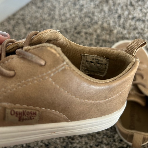 Toddler Boy Oshkosh Tan Sneaker — size 7 - Picture 4 of 9